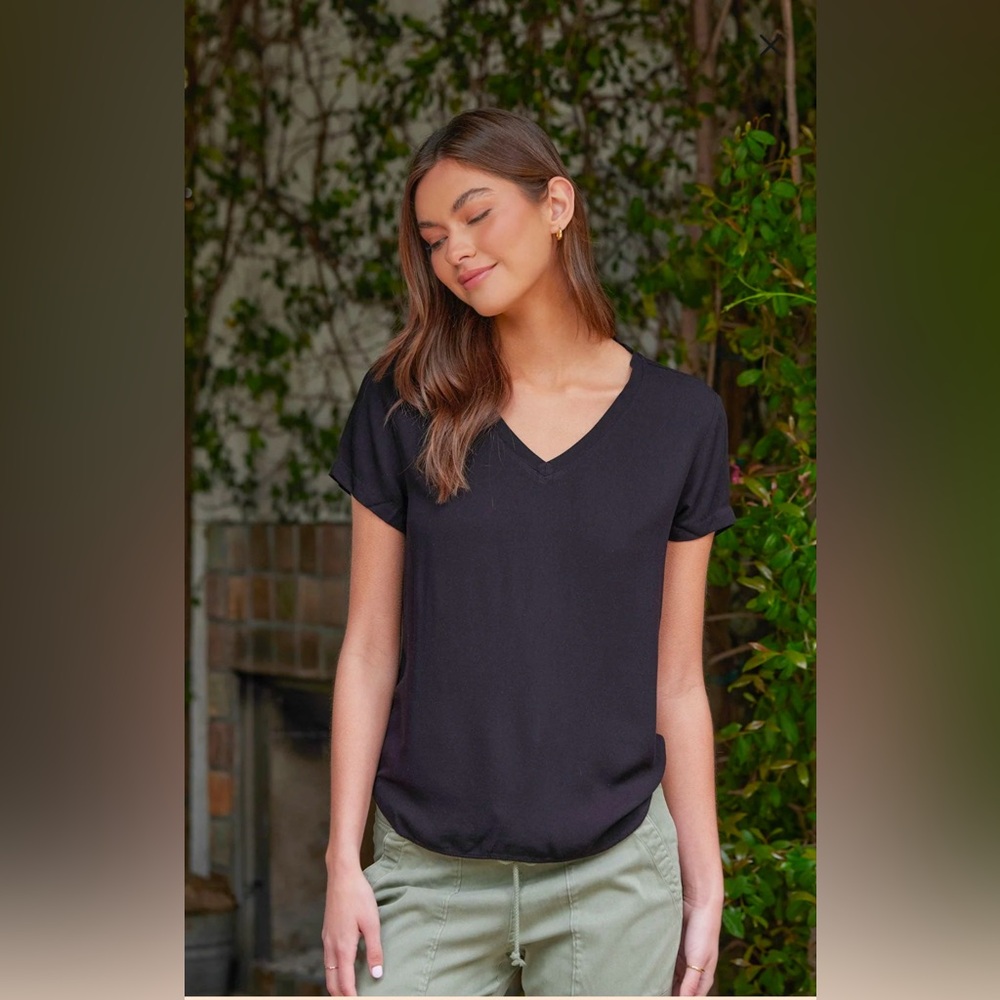 Bella Dahl Vintage Black V-neck Tee. Size XS